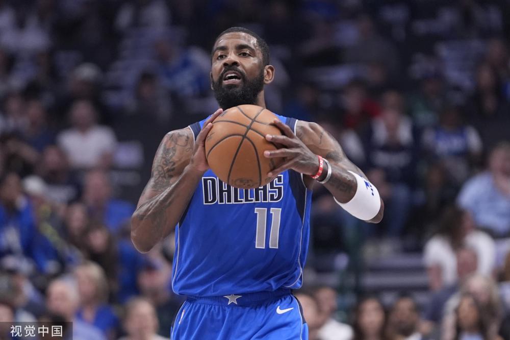 他在接受采 他在接受采